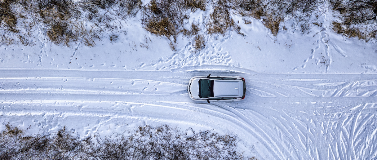 Auto rijdt in sneeuw