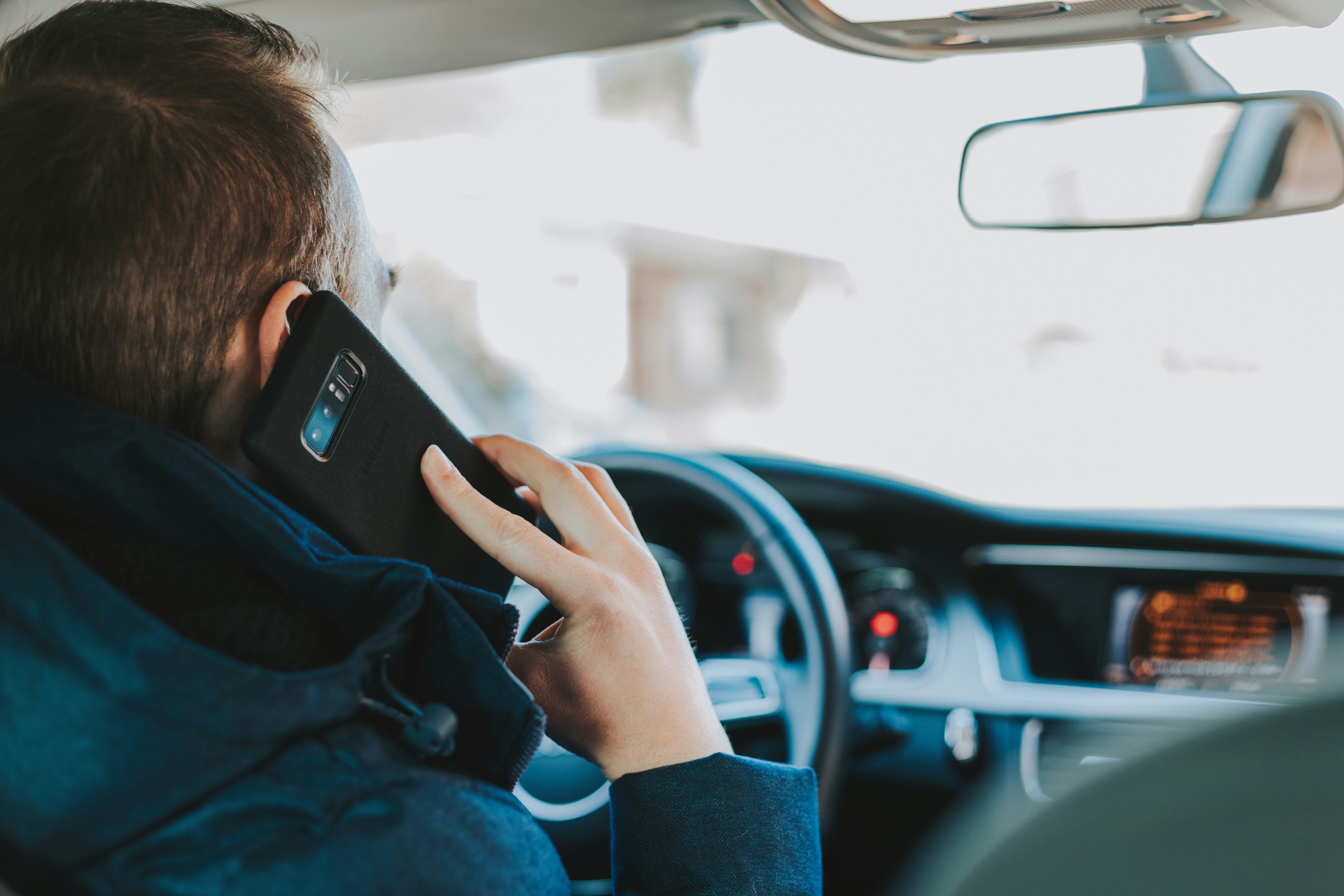 telefoon-achter-het-stuur